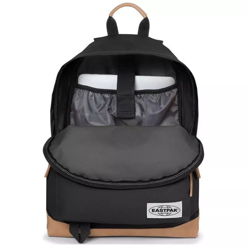 Eastpak wyoming outlet into black