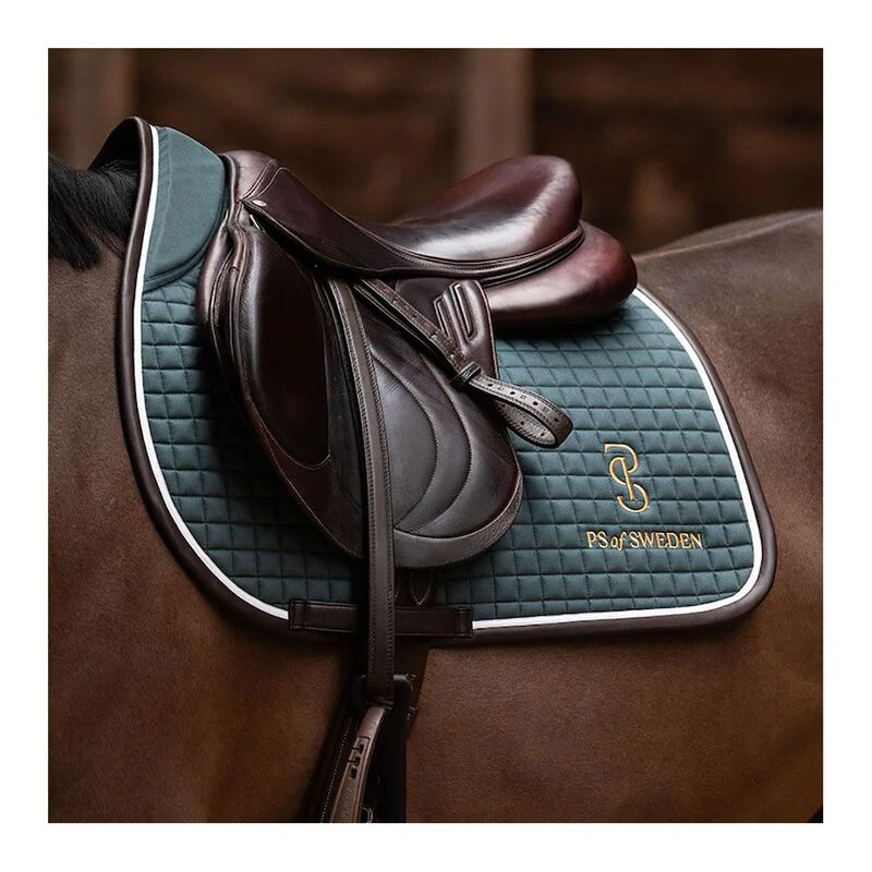 Tapis de selle Coton Signature, Forest Green - Ps of Sweden Fall 202 - Crin d'élégance Sellerie Tapis de selle Coton Signature, Forest Green - Ps of Sweden Fall 202 - Crin d'élégance Sellerie