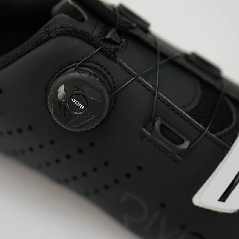 Rivelo Mennock Cycling Shoes (Black/White) | Sportpursuit.com